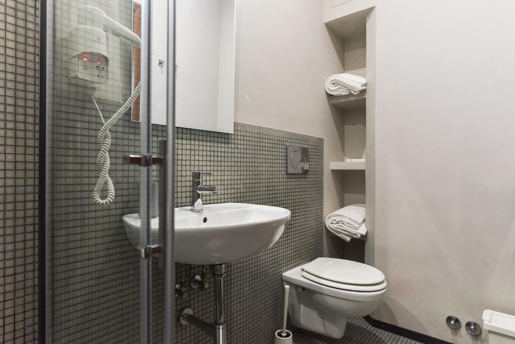 Cama em Dormitório Misto com 4 Camas e Casa de Banho Privativa
