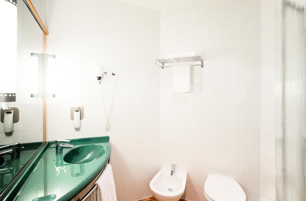 Twin Room,1742587486:JPEG